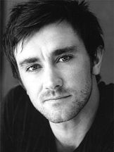 foto de Josh McConville