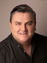 foto de Simon Delaney