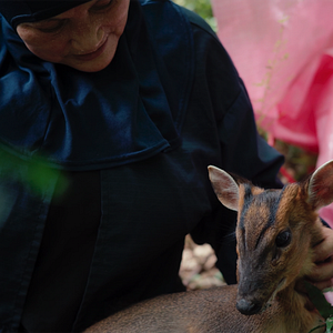 Foto The Woman Carrying the Prey