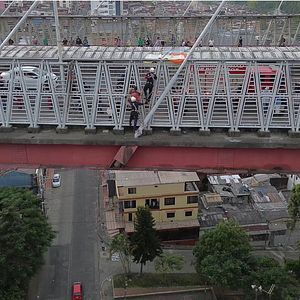Foto Al borde del puente
