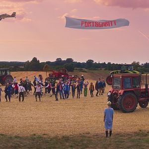 Foto Estrellas rojas sobre el campo