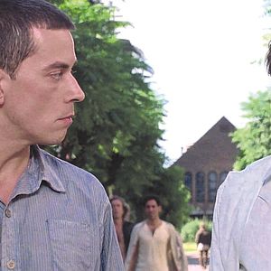 Foto Hombre mirando al sudeste