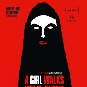 Foto Una chica regresa sola a casa de noche