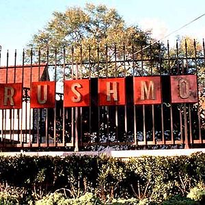 Foto Tres son multitud