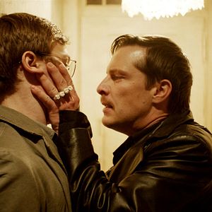 Foto Whispers Behind the Wall