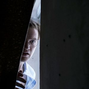 Foto Whispers Behind the Wall