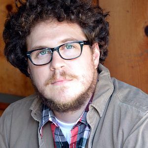 Foto Cameron Britton