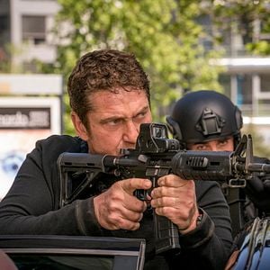 Foto Agente bajo fuego