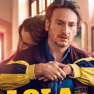 Foto La Chica del Cabello Rosa y una Patineta al Hombro