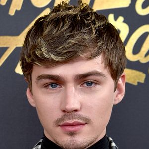 Foto Miles Heizer
