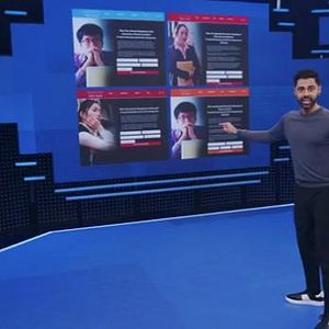 Foto Patriota no deseado con Hasan Minhaj