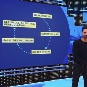 Foto Patriota no deseado con Hasan Minhaj