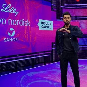 Foto Patriota no deseado con Hasan Minhaj