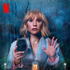 Foto La mujer de la casa de enfrente de la chica en la ventana