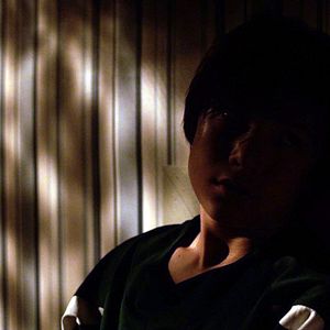 Foto El niño detrás de la puerta