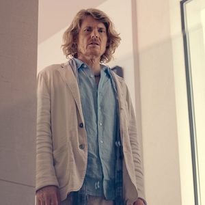 Foto Hombre vs. Abeja