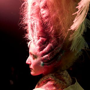 Foto Medusa Deluxe: Asesinato, Obsesión, Peinados