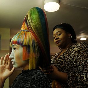 Foto Medusa Deluxe: Asesinato, Obsesión, Peinados