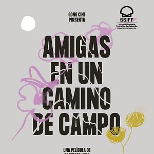 Foto Amigas en un camino de campo