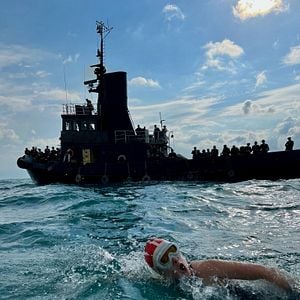Foto Young Woman And The Sea
