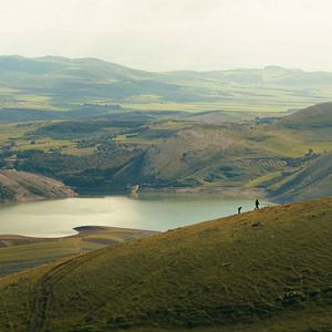 Foto Behind the Mountains