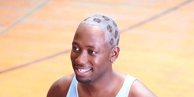 Cartel de Clavado en un Bar El grupo trata de ayudar a Jess a tomar una decisión sobre si seguir con su trabajo como maestra o iniciar una nueva carrera.