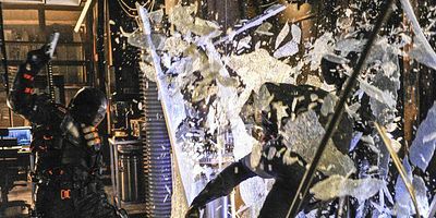 Cartel de El hombre bajo la capucha