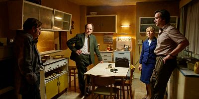 Cartel de Contactando a una médium