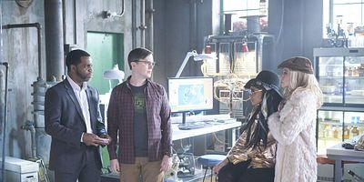 Cartel de Muñecas delgadas y esposadas