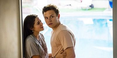 Cartel de Dead To Me