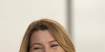 Cartel de Momma Knows Best