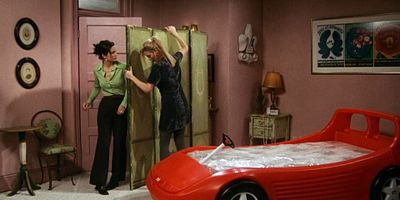 Cartel de La cama con forma de auto