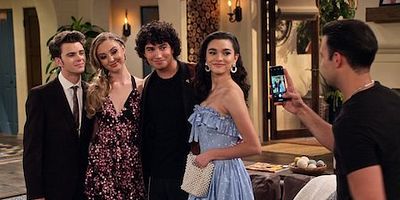 Cartel de Ve a un baile escolar