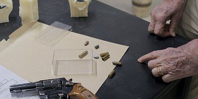 Cartel de Cinco balas y un pituto