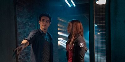 Cartel de Hold on Tight