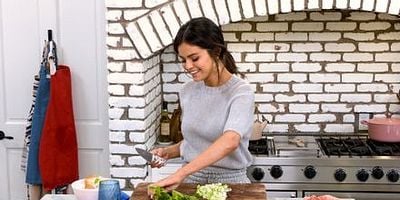 Cartel de Selena + JJ Johnson