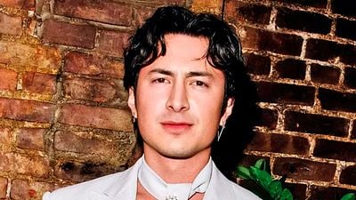 México demuestra su amor por ‘Heated Rivalry’: fans proyectan felicitación a Hudson Williams en la Friki Plaza noticias imagen