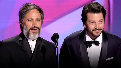 Diego Luna y Gael García Bernal sorprenden en los Emmy 2024 presentando completamente en español