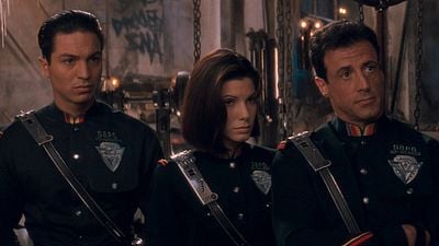 Sólo aparece en la película durante unos segundos: ¿reconociste a esta superestrella en el clásico de ciencia ficción de Sylvester Stallone? noticias imagen