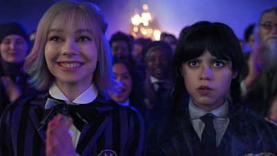 Qué es un aviante y por qué ataca a Merlina y Enid con cuervos en la Academia Nervermore noticias imagen