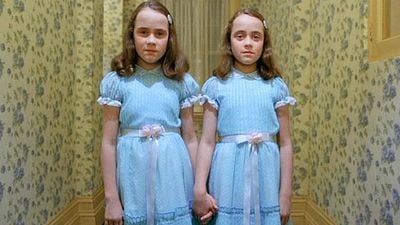 Así lucen en la actualidad las icónicas gemelas de 'El resplandor' tras pasar 45 años completamente alejadas de los pasillos del cine de terror noticias imagen