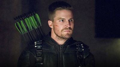 Stephen Amell volverá como Green Arrow en una serie de DC