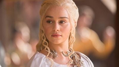 "Fueron tres hombres por horas": Emilia Clarke cuenta cómo terminó con una costilla rota tras filmar intensas escenas íntimas para su nueva serie noticias imagen