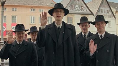 Son solo 108 minutos: la retorcida y conmovedora burla bélica en Disney+ al fanatismo nazi que te sacará las lágrimas noticias imagen