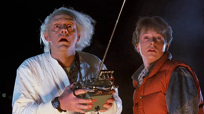 Para 'Volver al Futuro 2' en el minuto 12 y 30 segundos y fíjate en el escaparate de la tienda donde Marty se encuentra noticias imagen