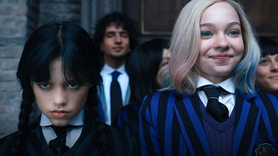 Creador de 'Merlina' revela que Jenna Ortega y Emma Myers podrían ser pareja en temporada 2 noticias imagen