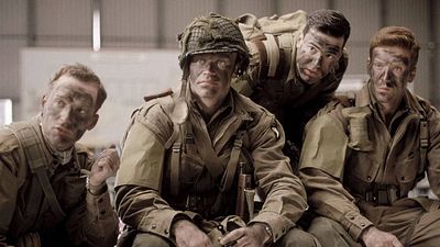 La mejor serie bélica de todos los tiempos: el actor herido renunció a la anestesia para operarse y salvó el proyecto noticias imagen