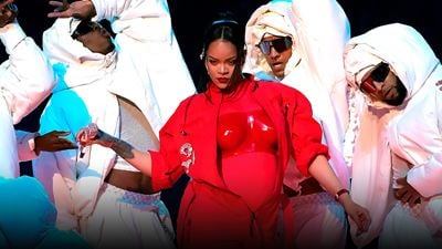 Rihanna presume a su bebé en sesión tras su show en el Super Bowl