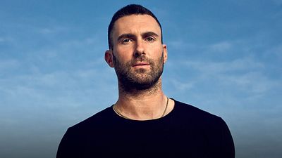 Fans confunden a futbolista mexicano con vocalista de Maroon 5 y pierden vuelo noticias imagen