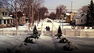 Si le das play, ya no sales: la película de comedia "casi perfecta" de los 90 que te secuestra hasta el final noticias imagen